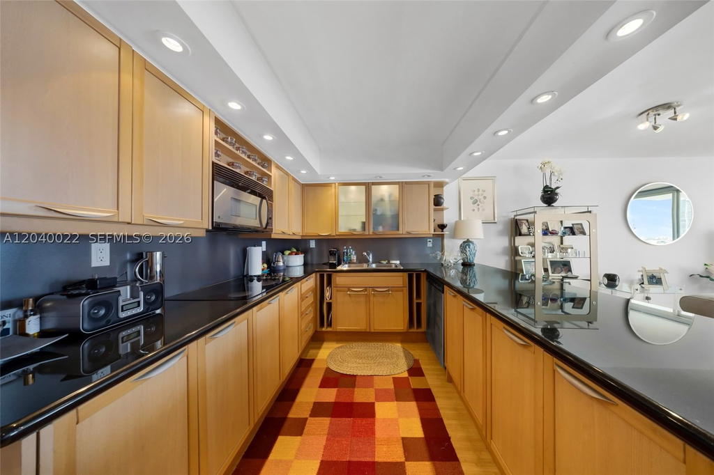 Real estate property located at 465 Ocean Dr #1009, Miami-dade, Royal Atlantic Condo, Miami Beach, FL