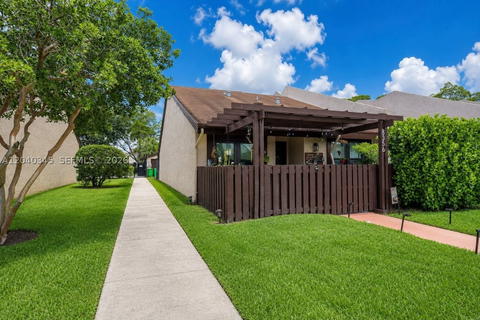 Real estate property located at 8356 37th Pl E-9, Broward, Mapleleaf Patio Villas At, Sunrise, FL