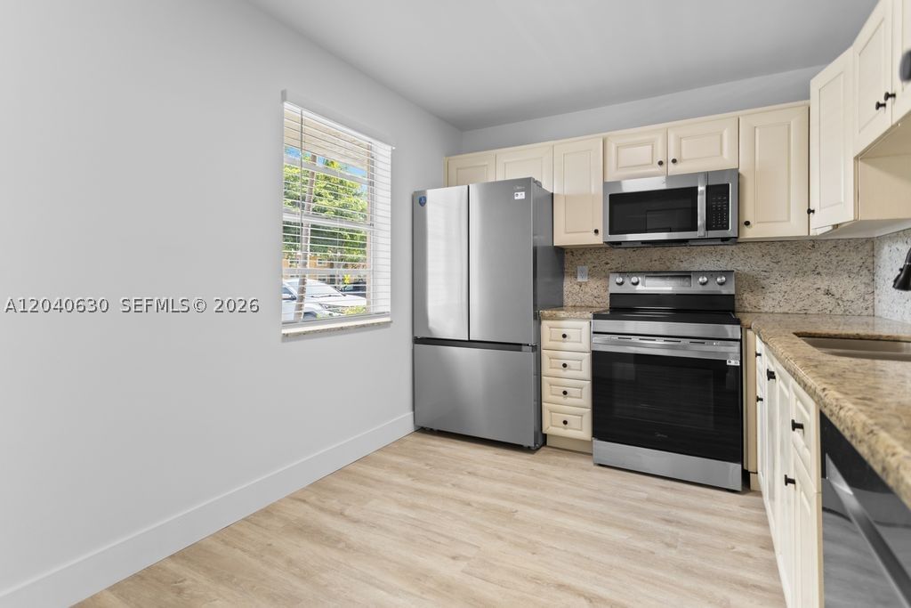 Real estate property located at 414 10th St #108, Broward, Meadowbrook Lakes Condo, Dania Beach, FL