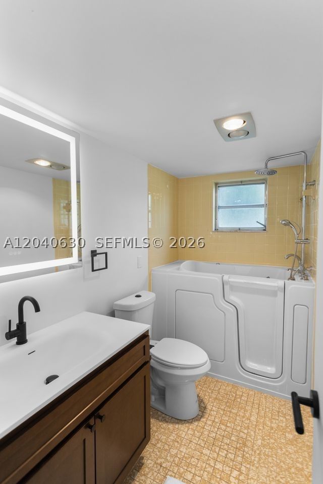 Real estate property located at 414 10th St #108, Broward, Meadowbrook Lakes Condo, Dania Beach, FL