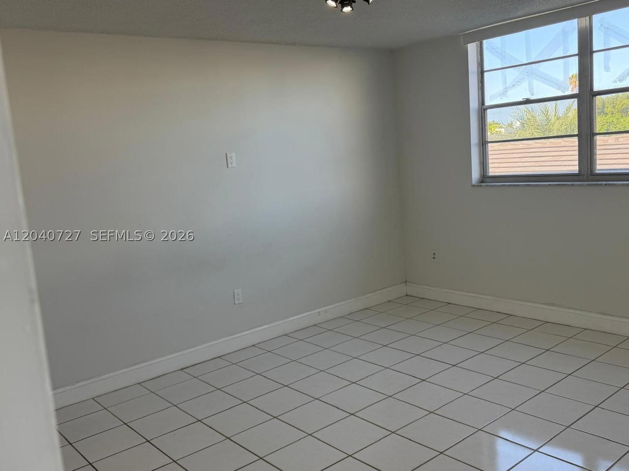 Real estate property located at 1990 Marseille Dr #303, Miami-dade, Lisette Condo, Miami Beach, FL