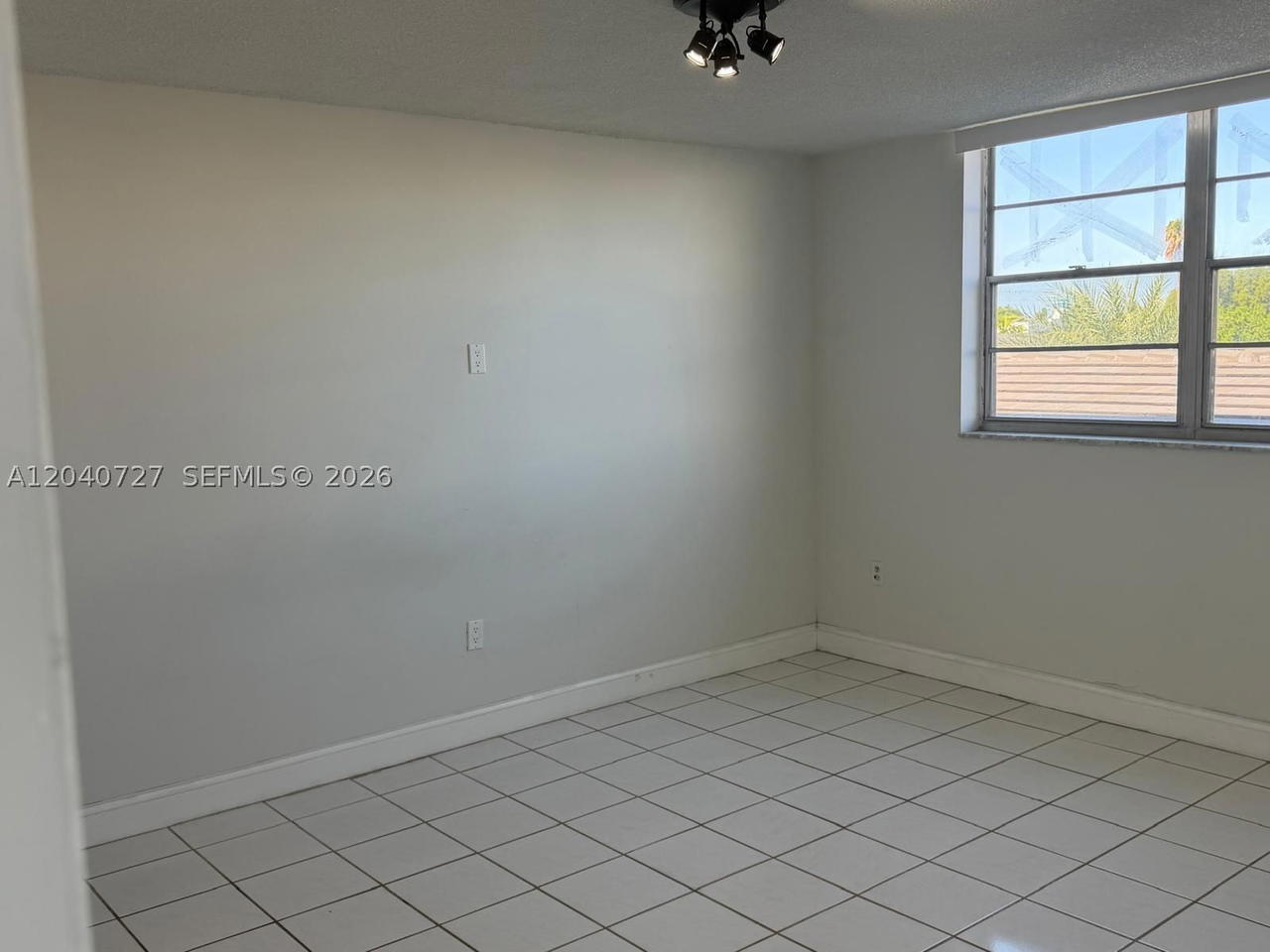 Real estate property located at 1990 Marseille Dr #303, Miami-dade, Lisette Condo, Miami Beach, FL