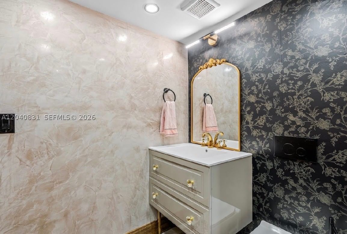 Real estate property located at 2457 Collins Ave #1603, Miami-dade, The Royal Club Condo, Miami Beach, FL