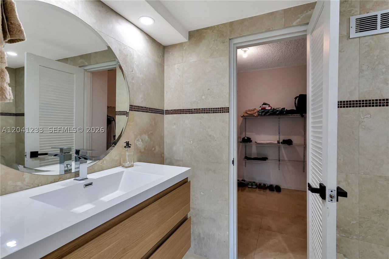 Real estate property located at 800 West Ave #635, Miami-dade, South Bay Club Condo, Miami Beach, FL