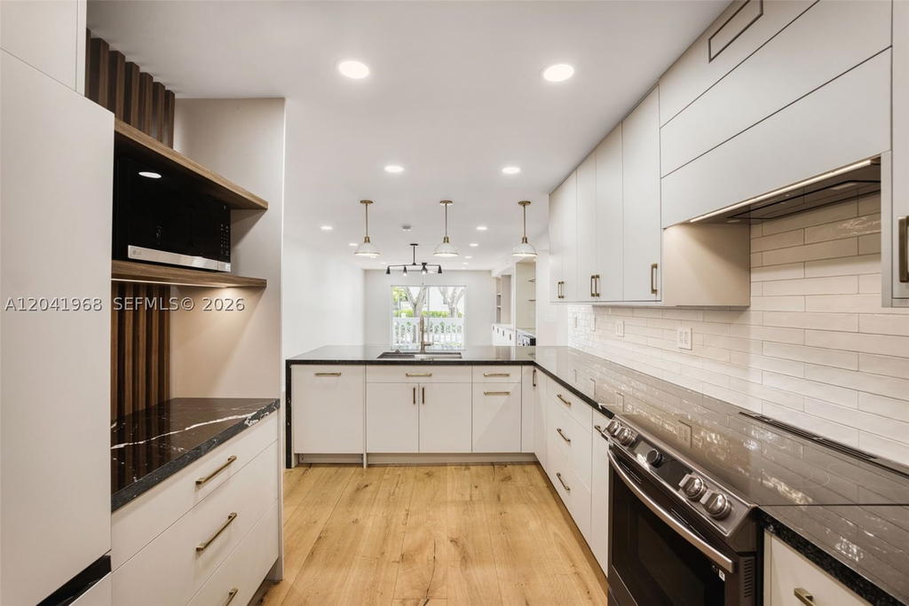 Real estate property located at 100 Edgewater Dr #142, Miami-dade, Waters Edge Of Coral Gabl, Coral Gables, FL