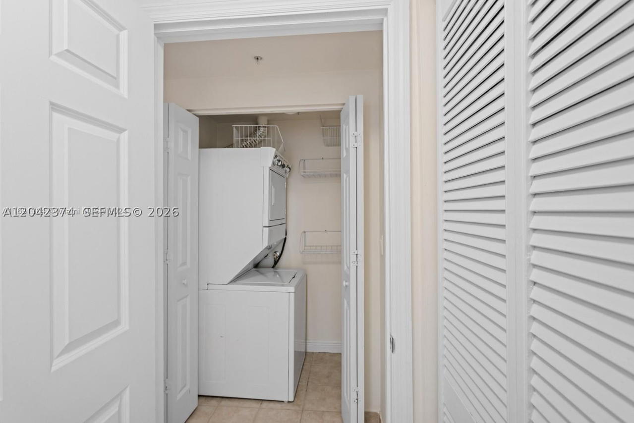 Real estate property located at 888 Douglas Rd #1405, Miami-dade, Puerta De Palmas Condo, Coral Gables, FL