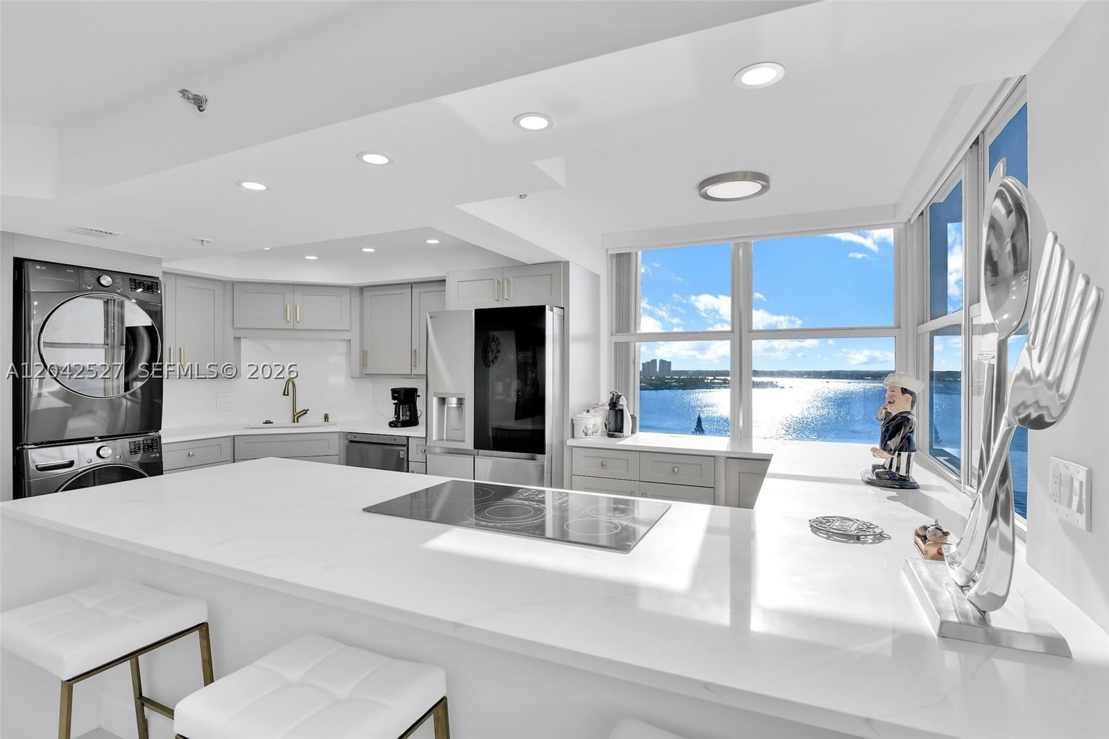 Real estate property located at 5200 Ocean Dr #1105, Palm Beach, Corniche Condo, Singer Island, FL