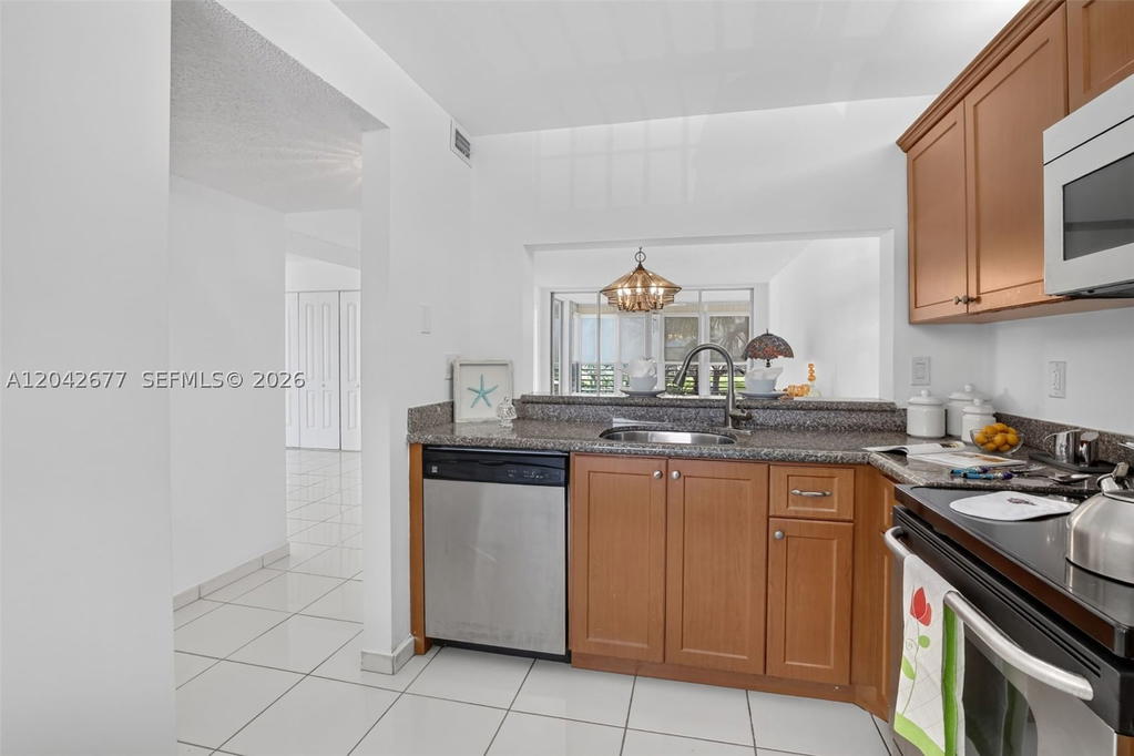 Real estate property located at 1931 Sabal Palm Dr #203, Broward, Condo 4 Of Sabal Palm Con, Davie, FL