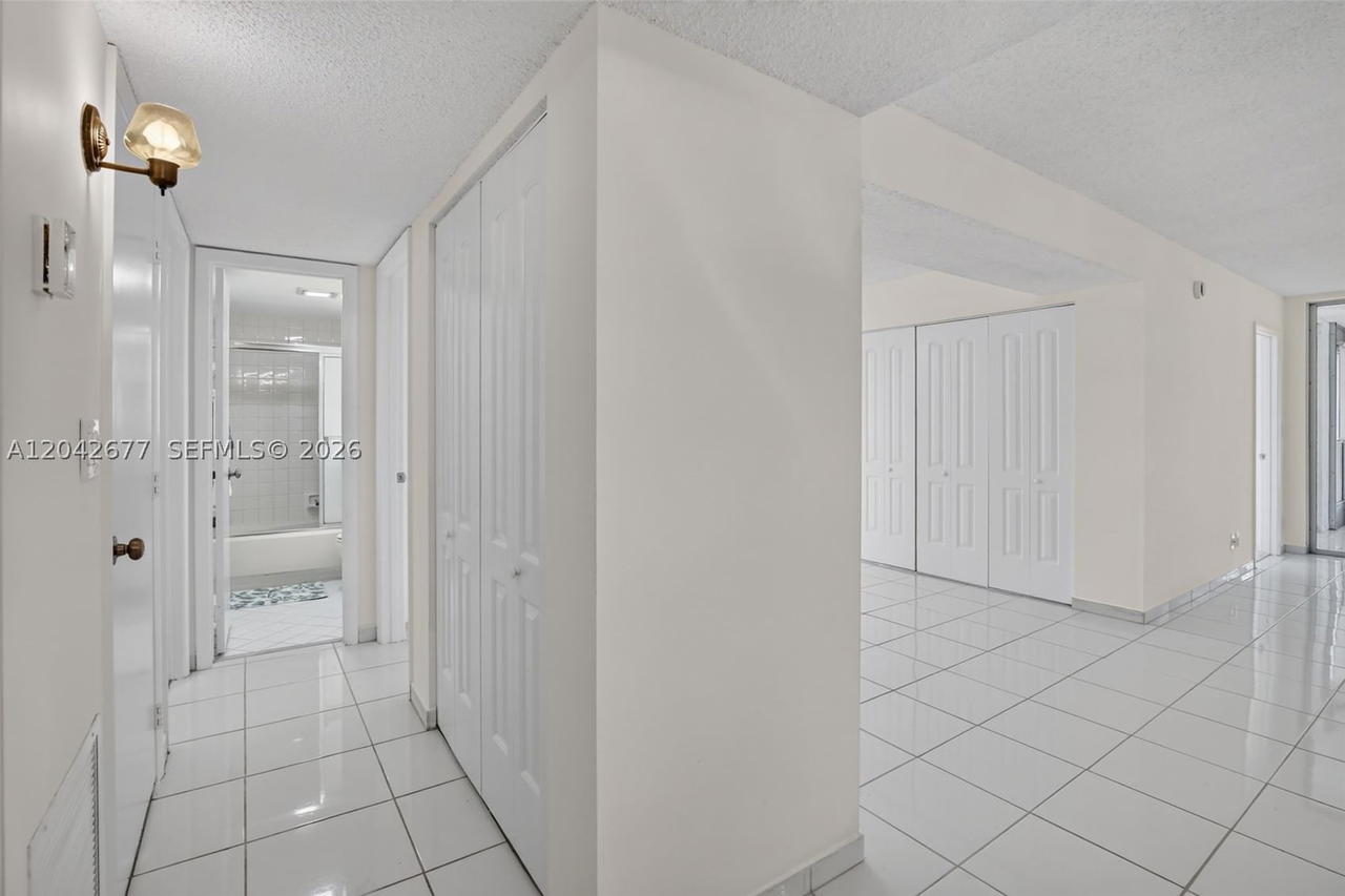 Real estate property located at 1931 Sabal Palm Dr #203, Broward, Condo 4 Of Sabal Palm Con, Davie, FL