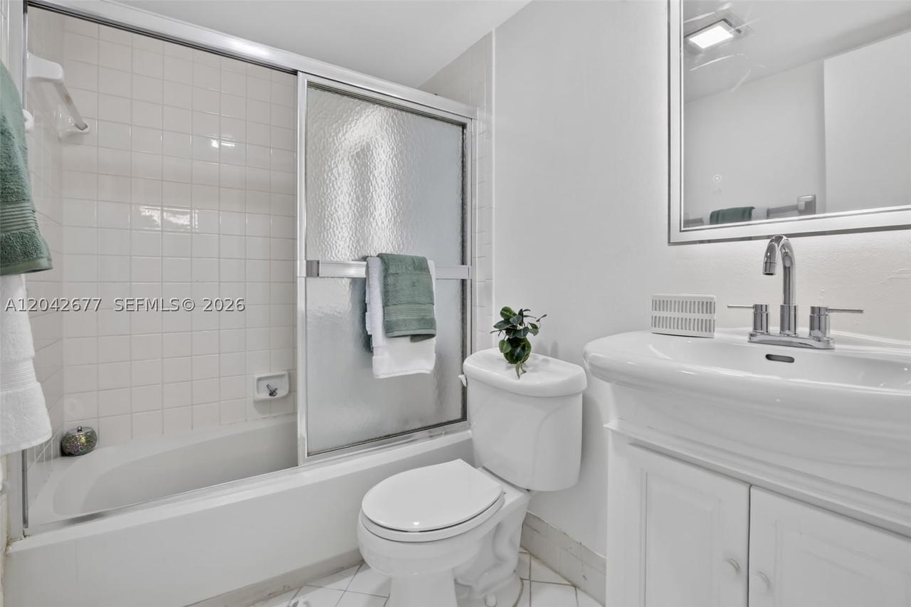 Real estate property located at 1931 Sabal Palm Dr #203, Broward, Condo 4 Of Sabal Palm Con, Davie, FL