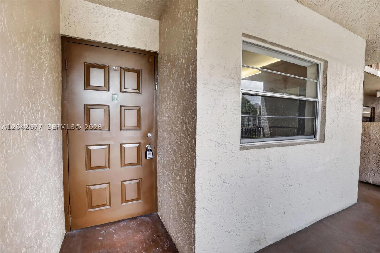 Real estate property located at 1931 Sabal Palm Dr #203, Broward, Condo 4 Of Sabal Palm Con, Davie, FL