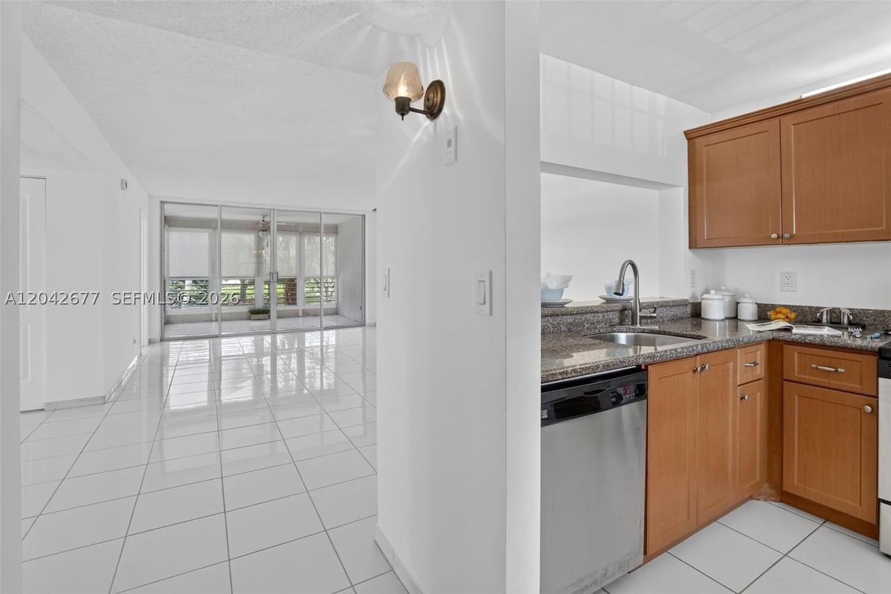 Real estate property located at 1931 Sabal Palm Dr #203, Broward, Condo 4 Of Sabal Palm Con, Davie, FL