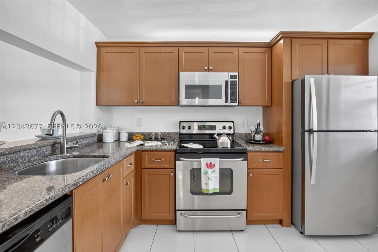 Real estate property located at 1931 Sabal Palm Dr #203, Broward, Condo 4 Of Sabal Palm Con, Davie, FL