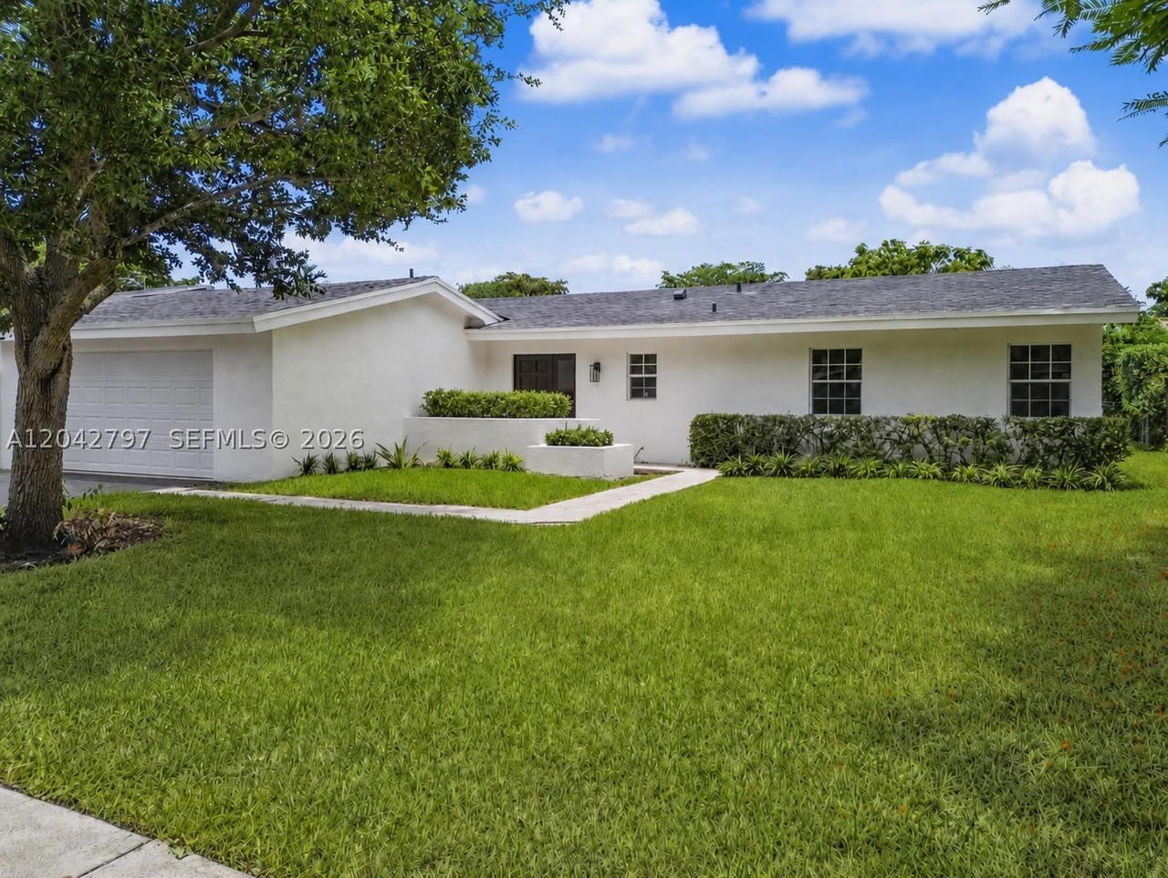 Real estate property located at 10262 127th Pl, Miami-dade, First Addn To Calusa Club, Miami, FL