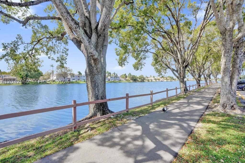 Real estate property located at 1000 Colony Point Cir #422, Broward, Colony Point 2 Condo, Pembroke Pines, FL
