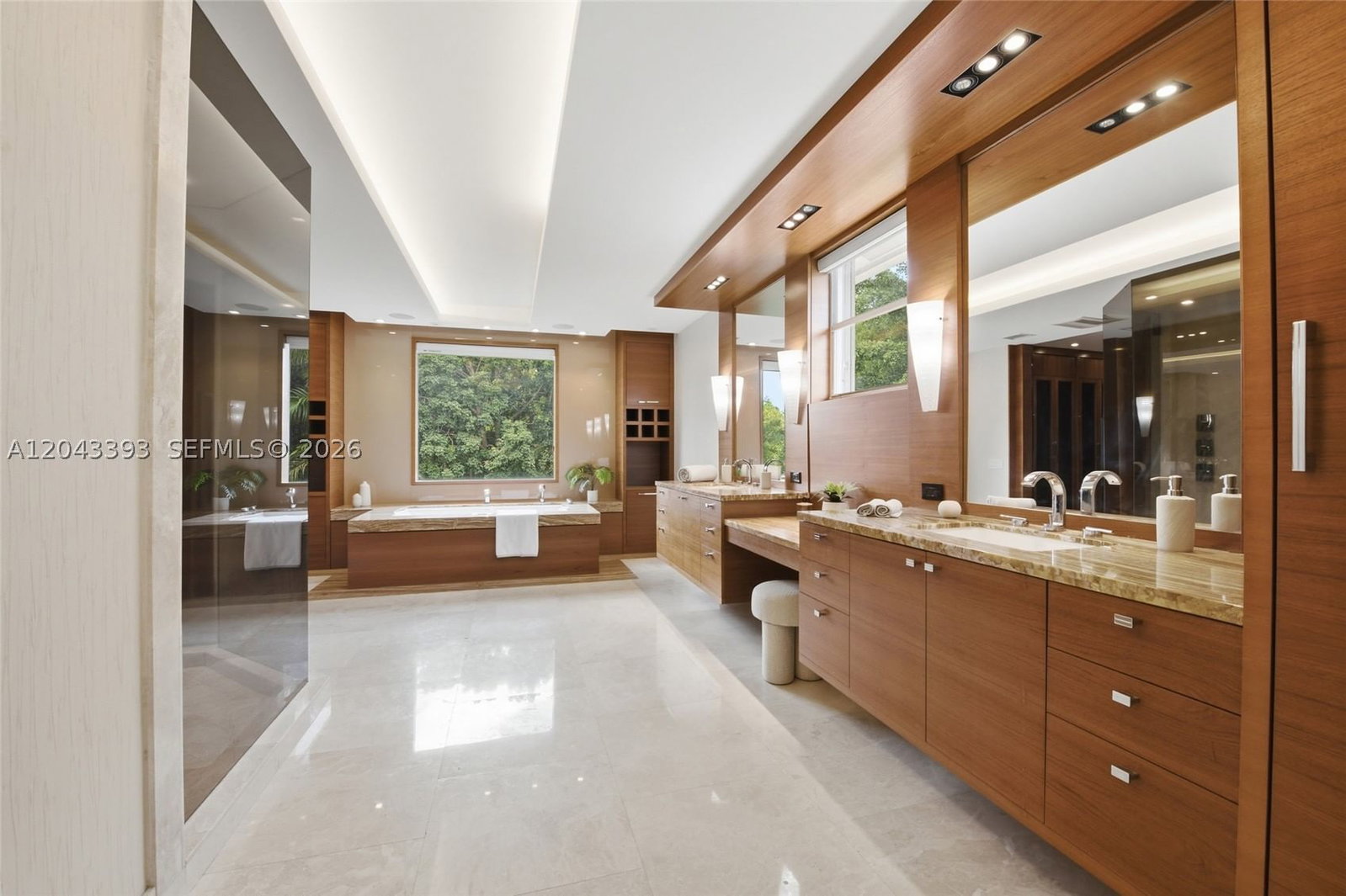 Real estate property located at 1585 Victoria Isle Way, Broward, Weston Hills, Weston, FL