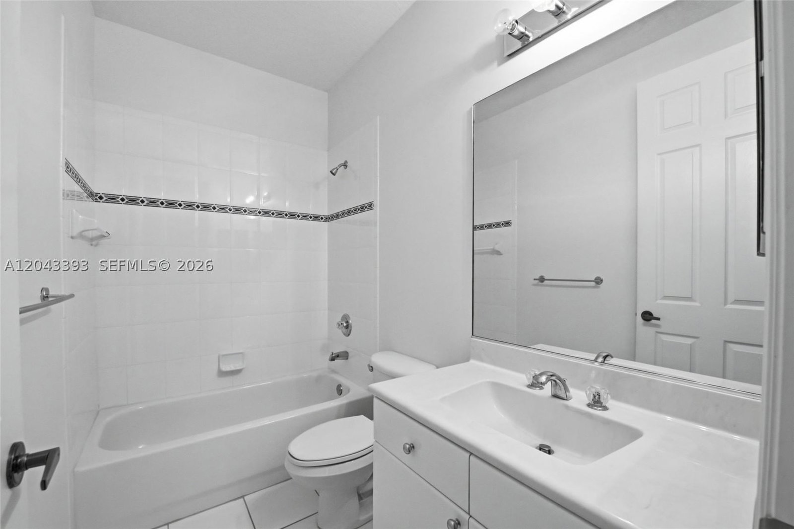 Real estate property located at 1585 Victoria Isle Way, Broward, Weston Hills, Weston, FL