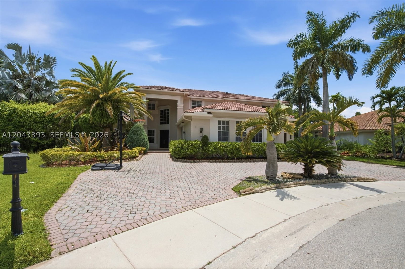 Real estate property located at 1585 Victoria Isle Way, Broward, Weston Hills, Weston, FL