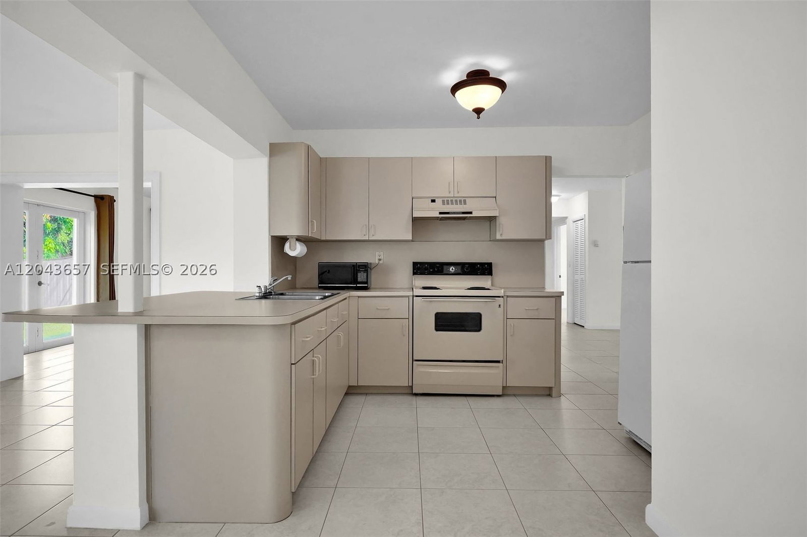 Real estate property located at 14375 Lake Candlewood Ct, Miami-dade, Miami Lakes Sec 2, Miami Lakes, FL