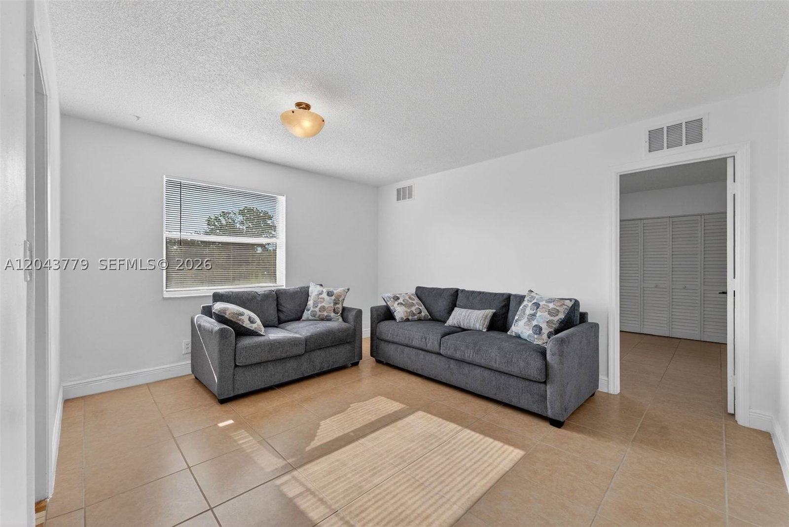 Real estate property located at 3301 Spanish Moss Ter #405, Broward, Lakes Of Inverrary Condo, Lauderhill, FL