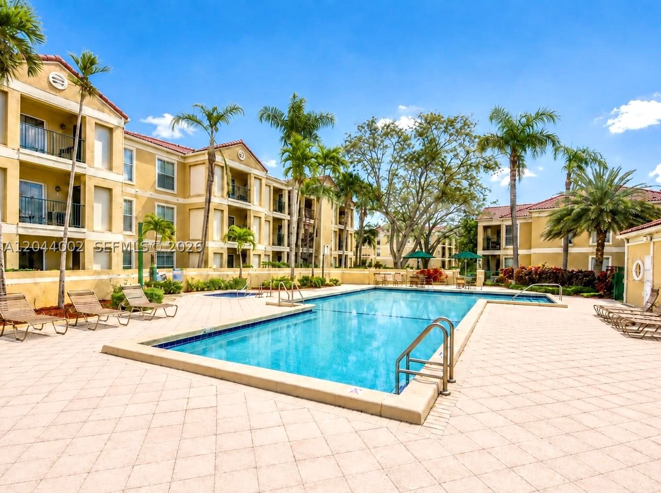 Real estate property located at 977 Riverside Dr #220, Broward, Savannah At Riverside Con, Coral Springs, FL