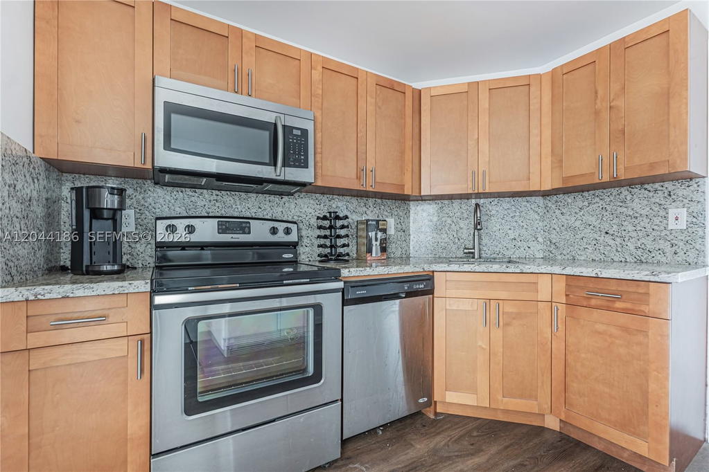 Real estate property located at 3301 Spanish Moss Ter #406, Broward, Lakes Of Inverrary Condo, Lauderhill, FL