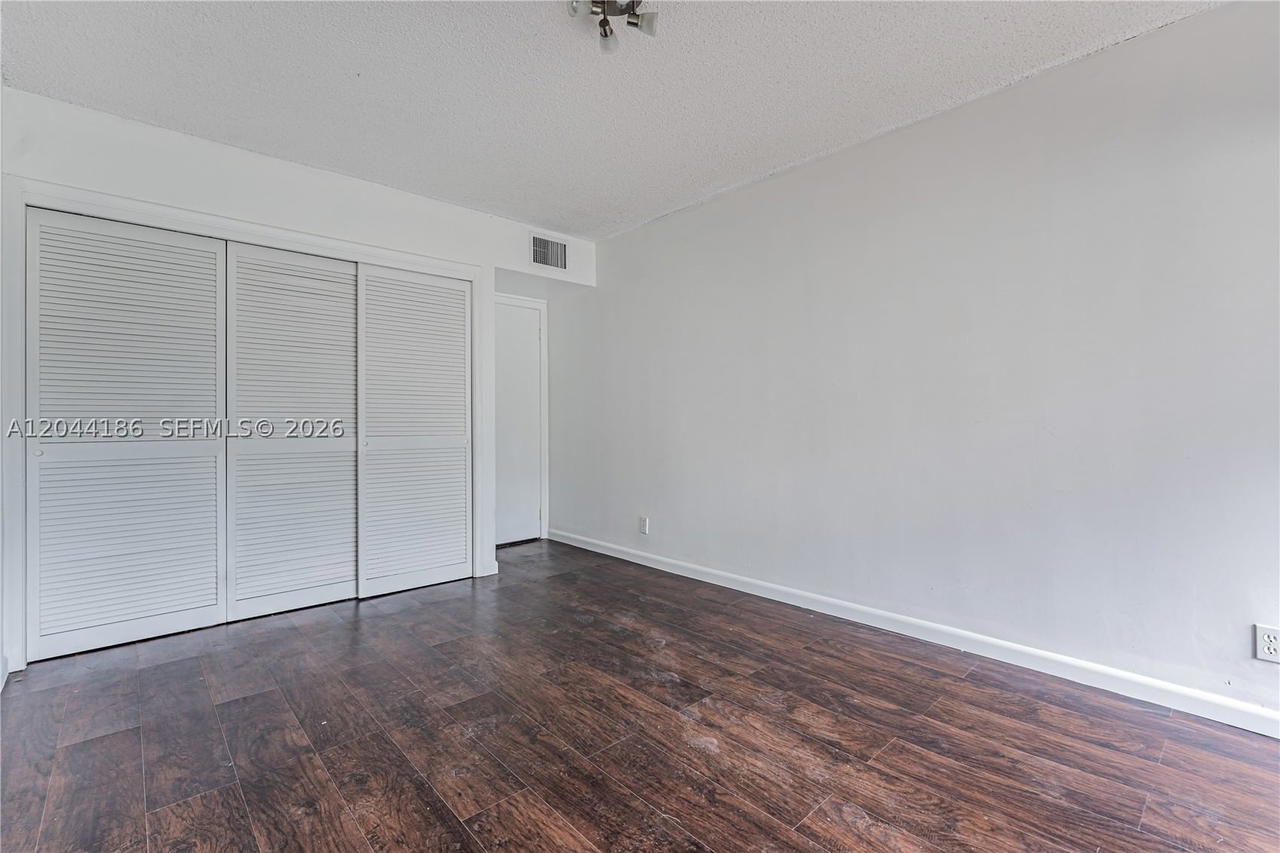 Real estate property located at 3301 Spanish Moss Ter #406, Broward, Lakes Of Inverrary Condo, Lauderhill, FL