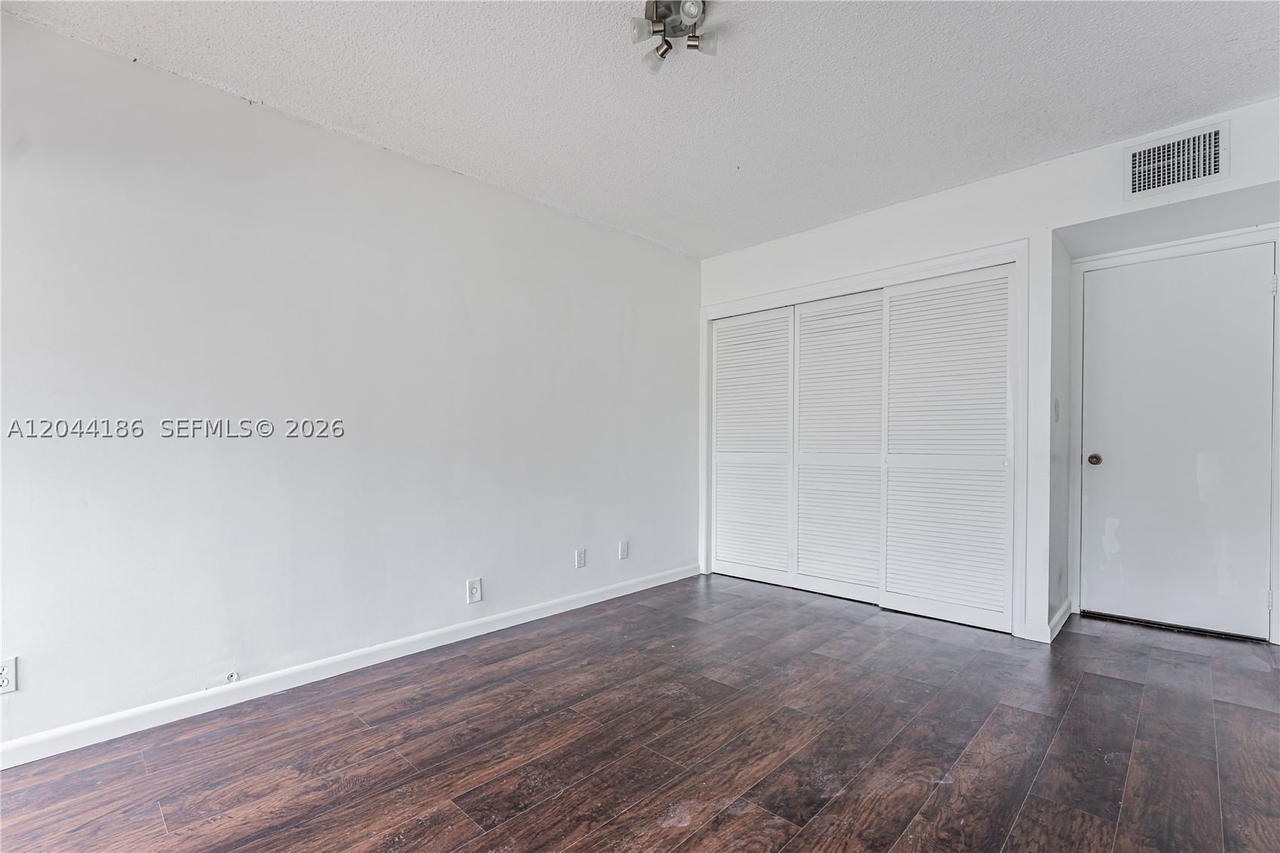 Real estate property located at 3301 Spanish Moss Ter #406, Broward, Lakes Of Inverrary Condo, Lauderhill, FL