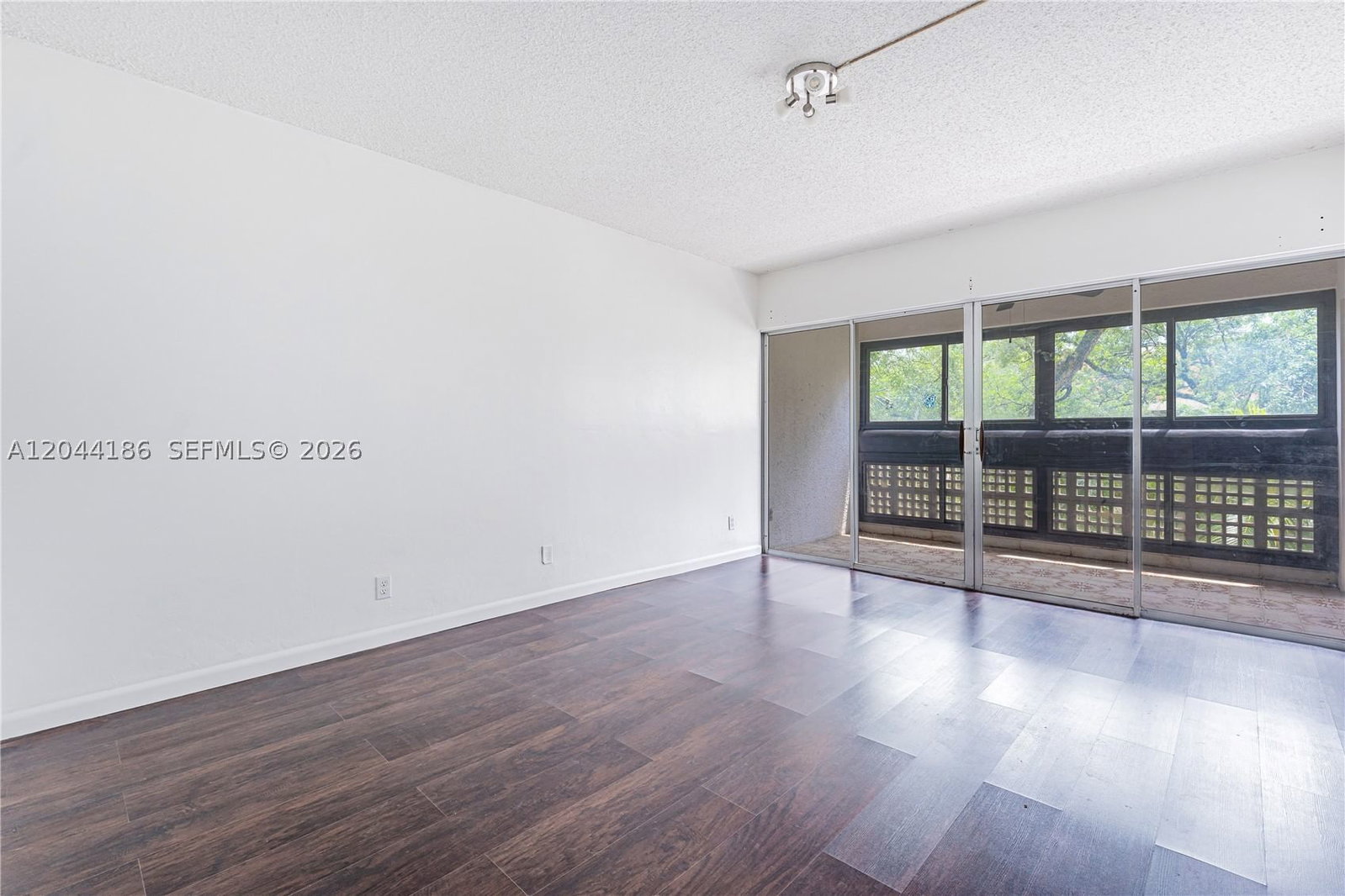 Real estate property located at 3301 Spanish Moss Ter #406, Broward, Lakes Of Inverrary Condo, Lauderhill, FL