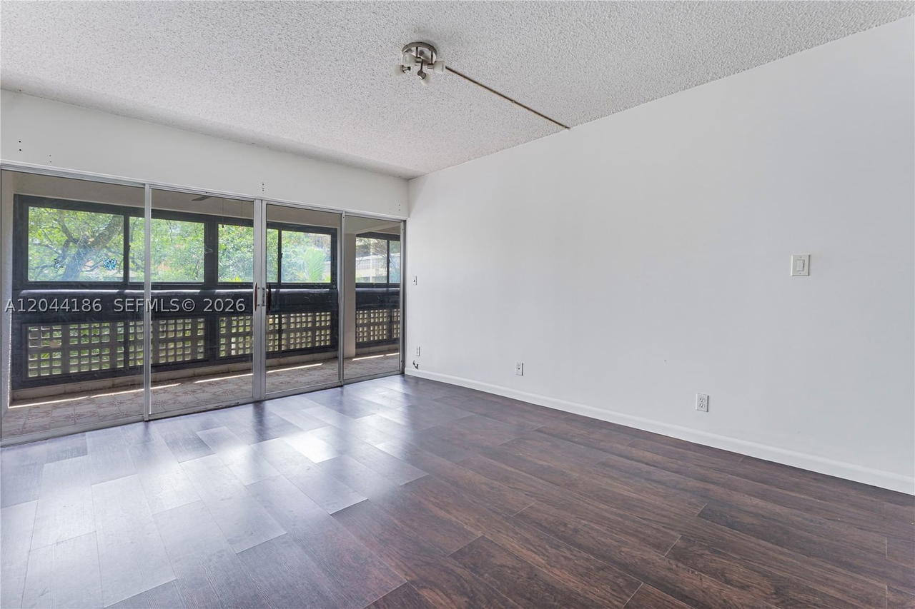 Real estate property located at 3301 Spanish Moss Ter #406, Broward, Lakes Of Inverrary Condo, Lauderhill, FL