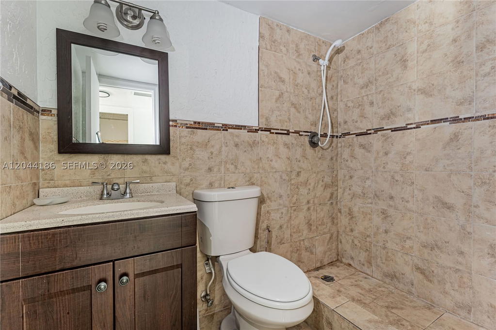 Real estate property located at 3301 Spanish Moss Ter #406, Broward, Lakes Of Inverrary Condo, Lauderhill, FL