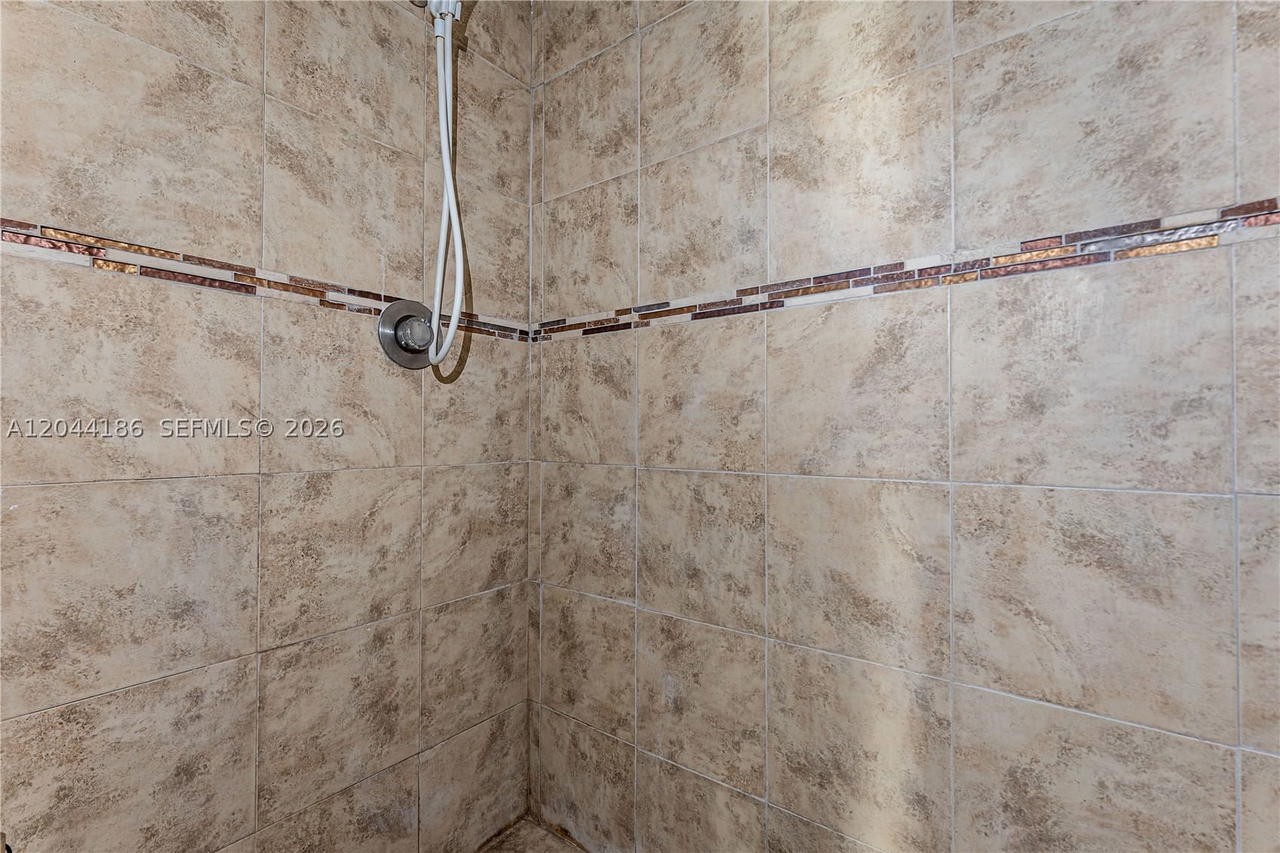 Real estate property located at 3301 Spanish Moss Ter #406, Broward, Lakes Of Inverrary Condo, Lauderhill, FL