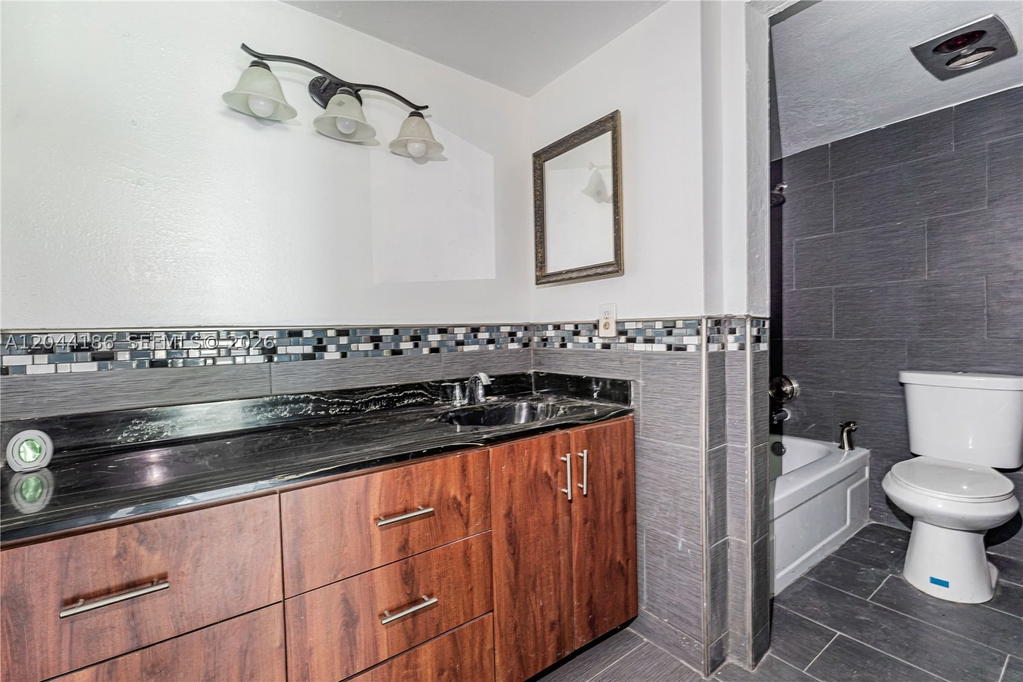 Real estate property located at 3301 Spanish Moss Ter #406, Broward, Lakes Of Inverrary Condo, Lauderhill, FL