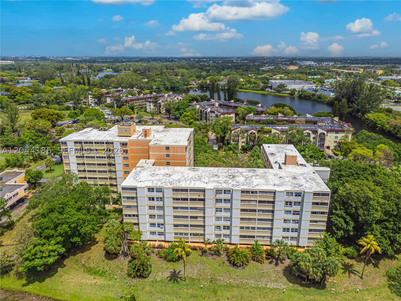 Real estate property located at 3301 Spanish Moss Ter #406, Broward, Lakes Of Inverrary Condo, Lauderhill, FL