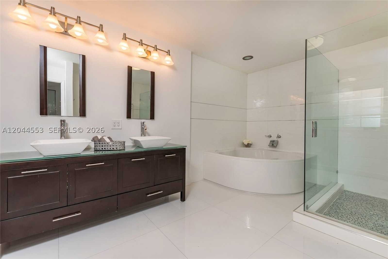 Real estate property located at 5132 106th Ave, Miami-dade, Doral Glen T-17816, Doral, FL
