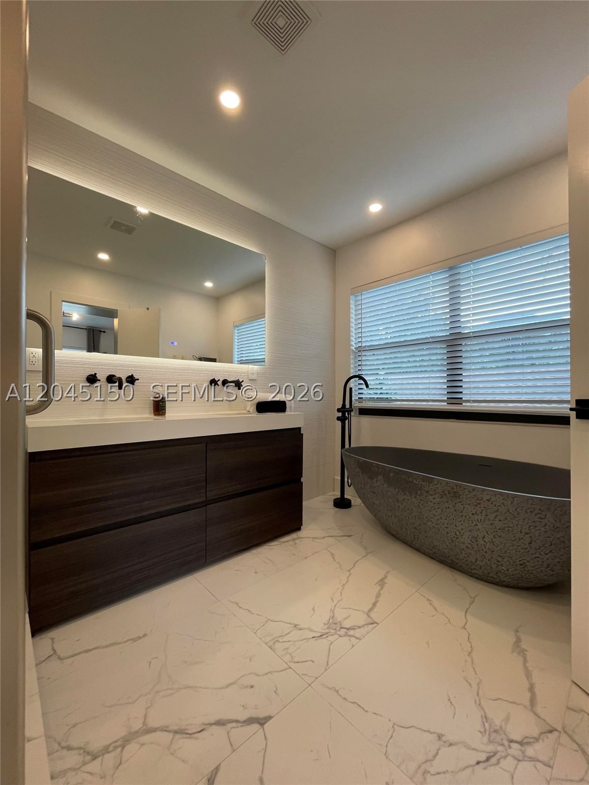 Real estate property located at 1215 Broward Blvd, Broward, Dames & Young Resub Blk, Fort Lauderdale, FL