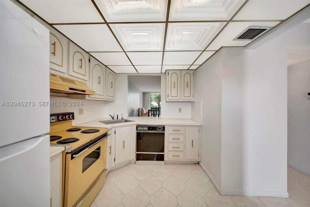 Real estate property located at 2571 Aragon Blvd #220, Broward, Aragon Phase 1a Condo, Sunrise, FL