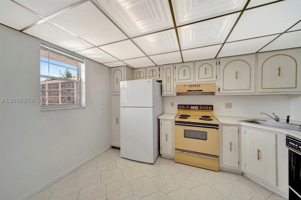 Real estate property located at 2571 Aragon Blvd #220, Broward, Aragon Phase 1a Condo, Sunrise, FL
