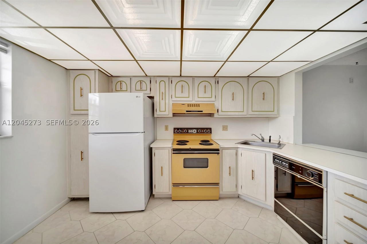 Real estate property located at 2571 Aragon Blvd #220, Broward, Aragon Phase 1a Condo, Sunrise, FL