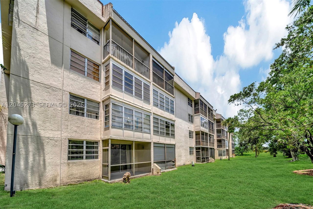 Real estate property located at 2571 Aragon Blvd #220, Broward, Aragon Phase 1a Condo, Sunrise, FL