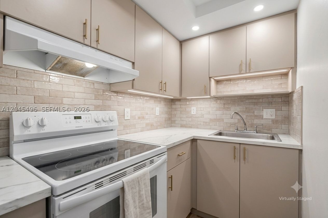 Real estate property located at 899 West Ave #3M, Miami-dade, Baycourt Towers Condo, Miami Beach, FL