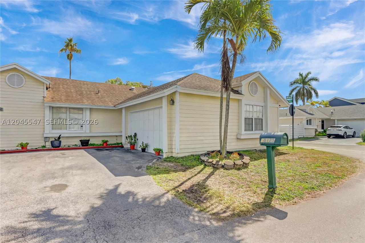Real estate property located at 10125 139th Pl, Miami-dade, Royal Glen, Miami, FL