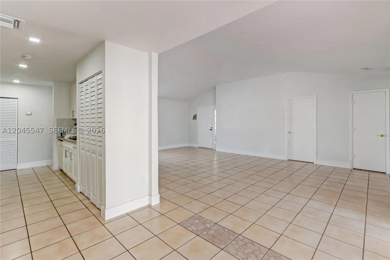 Real estate property located at 10125 139th Pl, Miami-dade, Royal Glen, Miami, FL