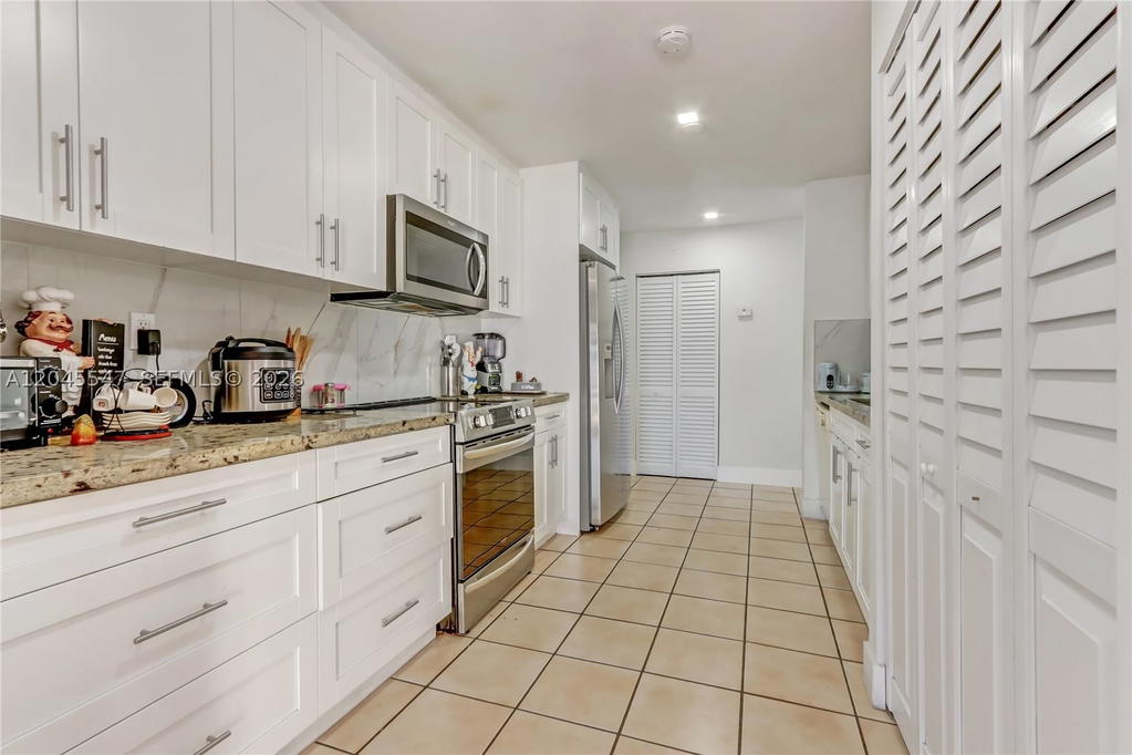 Real estate property located at 10125 139th Pl, Miami-dade, Royal Glen, Miami, FL