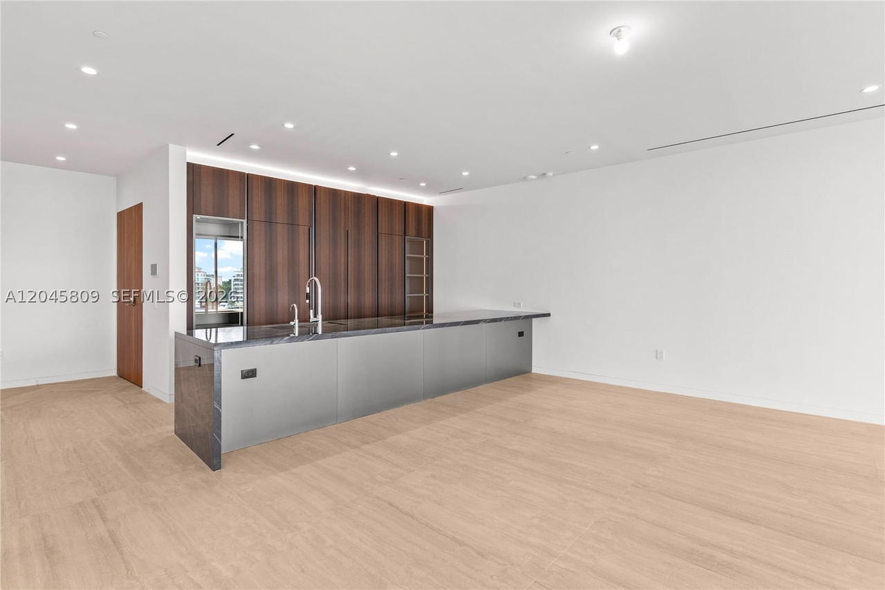 Real estate property located at 5 Grove Isle L405, Miami-dade, Vita Grove Isle, Miami, FL