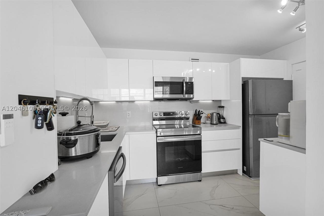 Real estate property located at 2016 Bay Dr #808, Miami-dade, Villa Bay Vista Condo, Miami Beach, FL