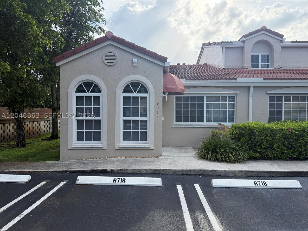 Real estate property located at 6718 166th Ter #301, Miami-dade, Fountain Pk Village Homes, Miami Lakes, FL