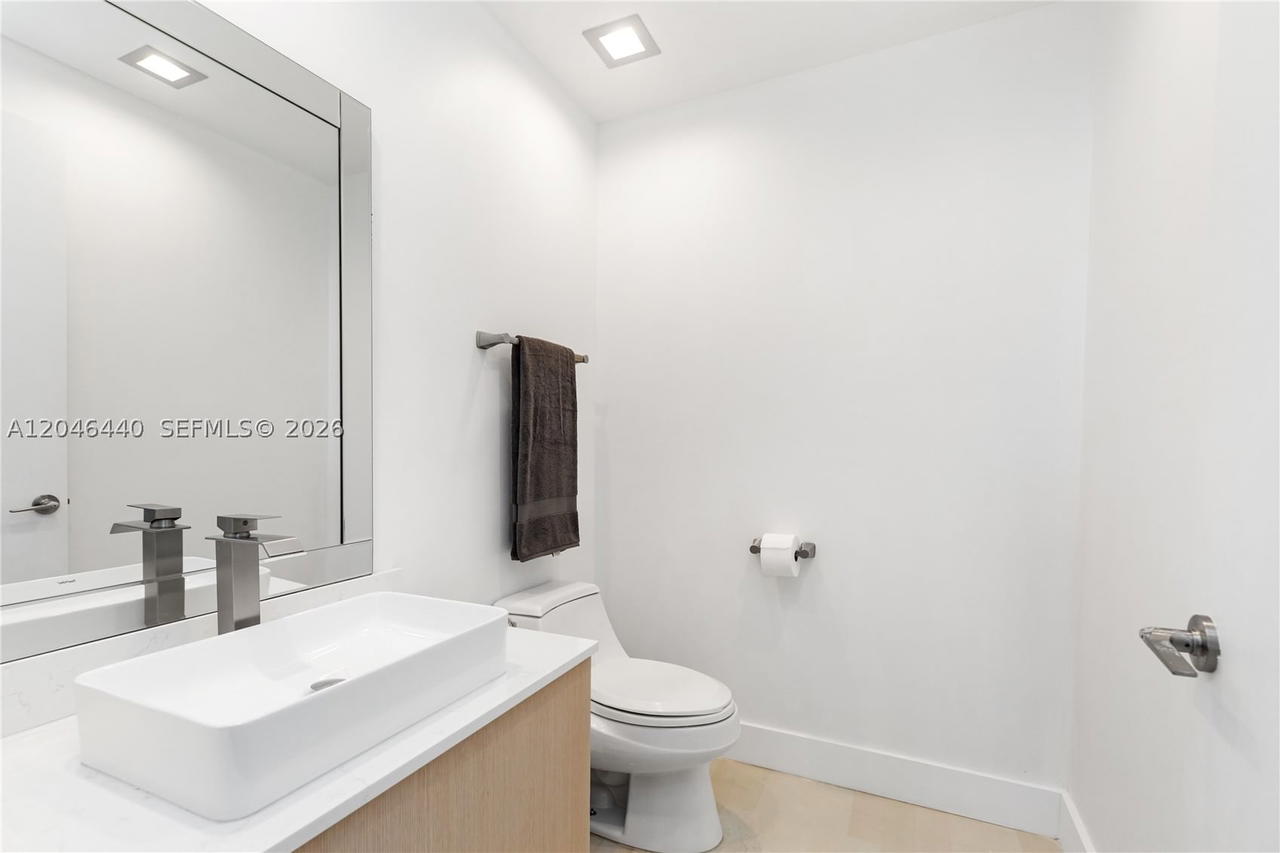 Real estate property located at 300 Pointe Dr #907, Miami-dade, Portofino Tower Condo, Miami Beach, FL