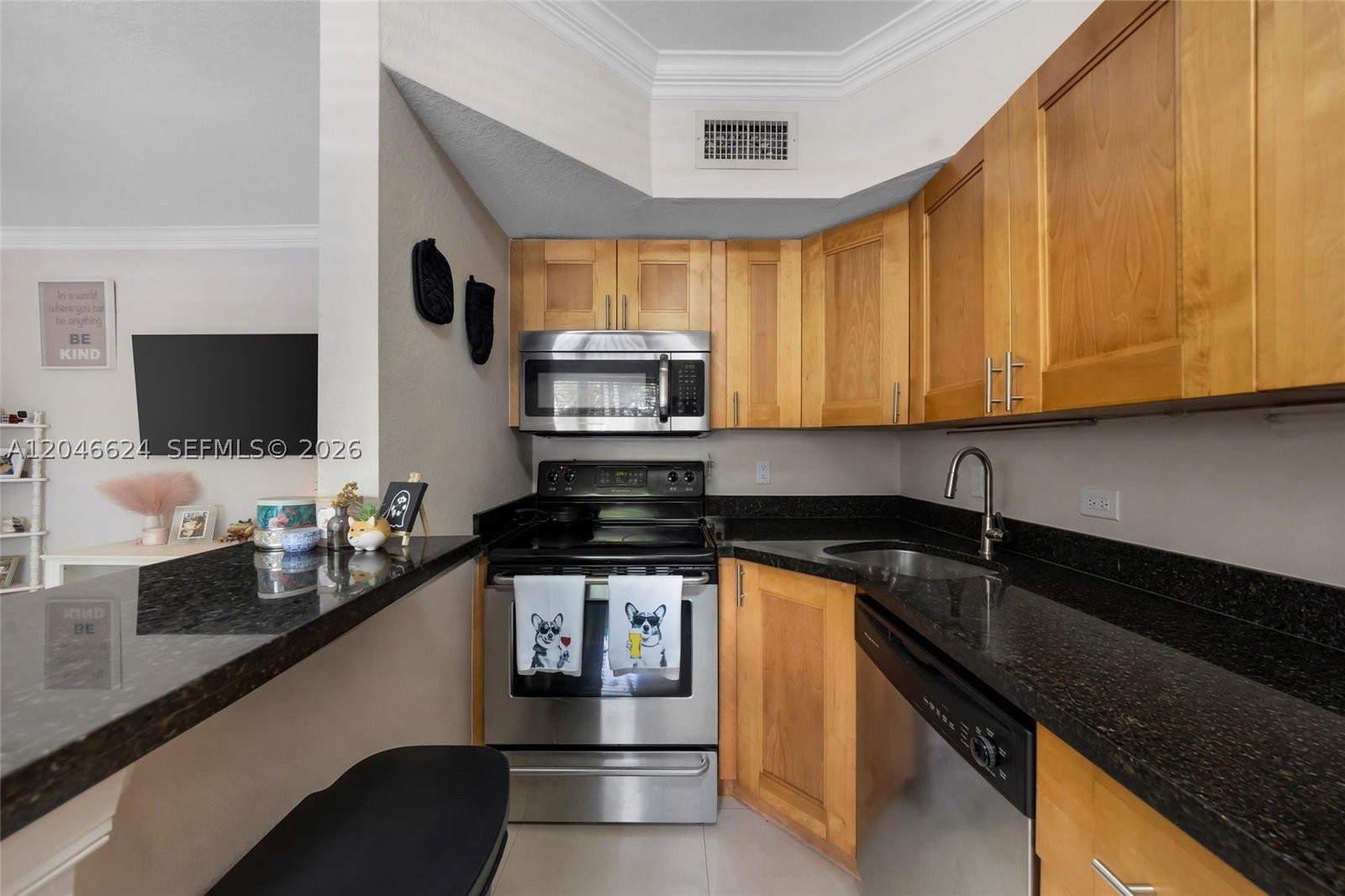 Real estate property located at 660 11th Ave #102, Broward, Capri Courts Condo, Fort Lauderdale, FL