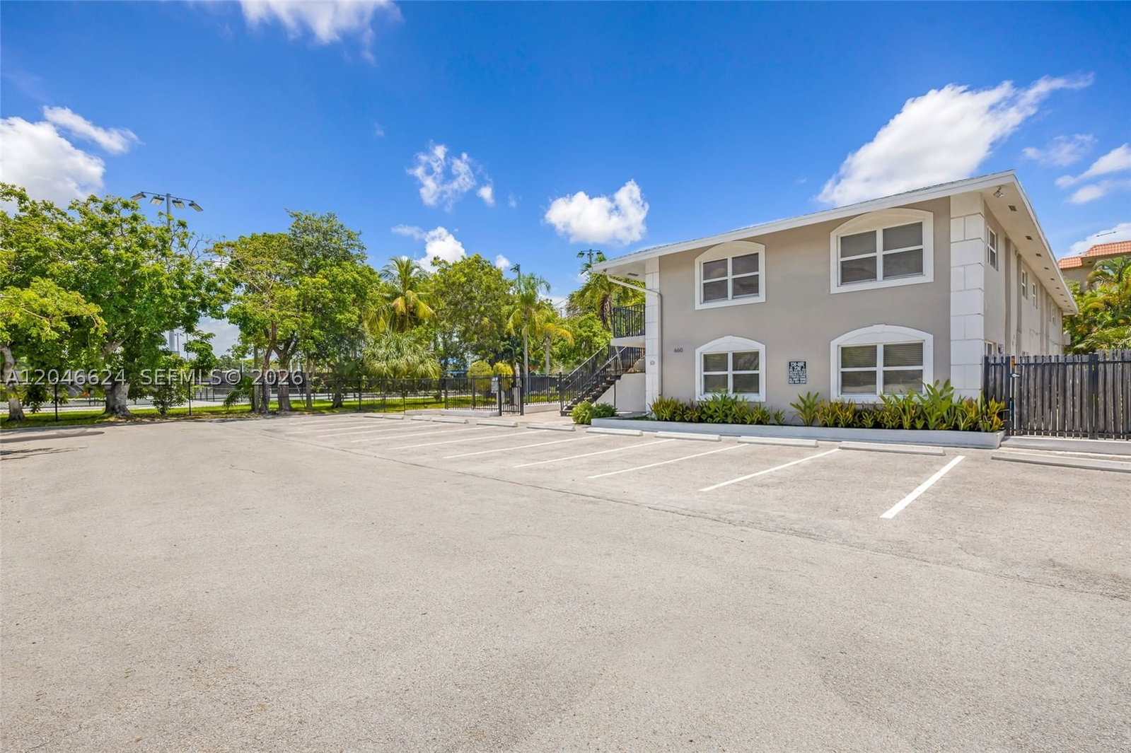 Real estate property located at 660 11th Ave #102, Broward, Capri Courts Condo, Fort Lauderdale, FL